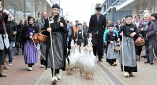 Mensen met ganzen op straat